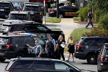 WARTAWAN JADI SASARAN: Pegawai penguat kuasa mengawal kawasan di luar pejabat akhbar Capital Gazette di Maryland, Amerika Syarikat, selepas seorang lelaki melepaskan tembakan di bilik berita itu. - Foto REUTERS