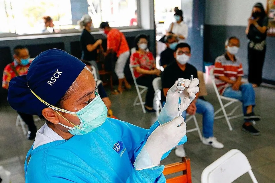 PROGRAM VAKSINASI AWAM: Seorang pekerja penjagaan kesihatan sedang menyiapkan satu dos vaksin Sinovac Biotech dari China semasa program vaksinasi awam untuk warga tua di sebuah sekolah di Jakarta pada 26 Februari lalu. - Foto REUTERS