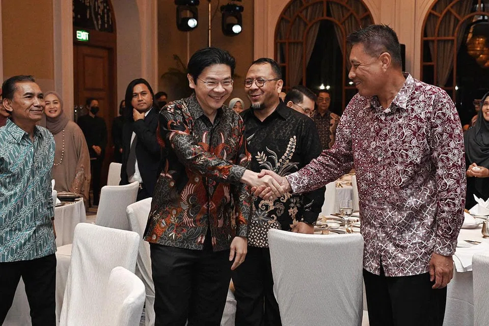 TEMUI TETAMU: Timbalan Perdana Menteri, Encik Lawrence Wong (depan, kiri) sedang beramah-tamah bersama tetamu, termasuk Pengerusi Staytion, Encik Abu Bakar Mohd Nor (kanan). - Foto BH oleh NUR DIYANA TAHA, KHALID BABA