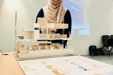 MASYARAKAT SENTIASA DI HATI: Cik Muafah Amran, yang menghasilkan reka hias rumah peralihan yang mesra masyarakat dan memudahkan bekas penagih mencapai keseimbangan antara ruang privasi dengan bersama masyarakat umum, mementingkan peranan sosial dalam setiap kerja seninya. - Foto BH oleh HARYANI ISMAIL
