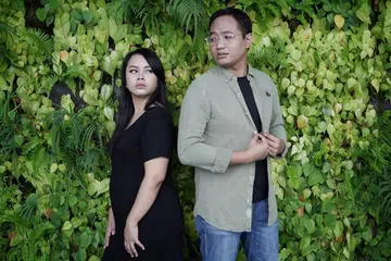 AMATI REALITI: Fiezah (kiri) dan Skye merakam lagu 'Cepat Abang Sayang' yang meraih inspirasi daripada situasi pandemik Covid-19 yang menjejas pekerjaan termasuk dalam kalangan mereka yang bakal berumah tangga. - Foto BH oleh JASON QUAH