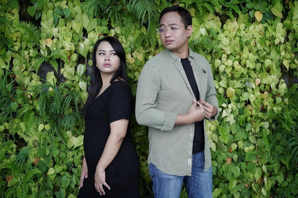 AMATI REALITI: Fiezah (kiri) dan Skye merakam lagu 'Cepat Abang Sayang' yang meraih inspirasi daripada situasi pandemik Covid-19 yang menjejas pekerjaan termasuk dalam kalangan mereka yang bakal berumah tangga. - Foto BH oleh JASON QUAH