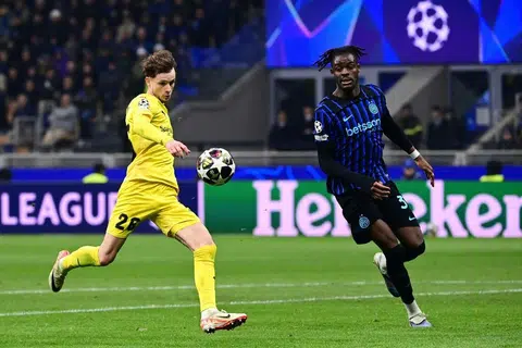 Penyerang Bodo/Glimt, Hakon Evjen (kiri) semasa menjaringkan gol kedua pasukannya semasa berdepan Inter Milan di Stadium San Siro, Italy pada 24 Februari.