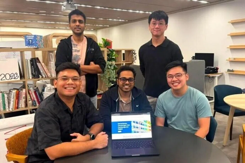 Polyglot, terjemahan sumber pemerintah, dalam talian, dijana oleh kecerdasan buatan (AI), projek rintis