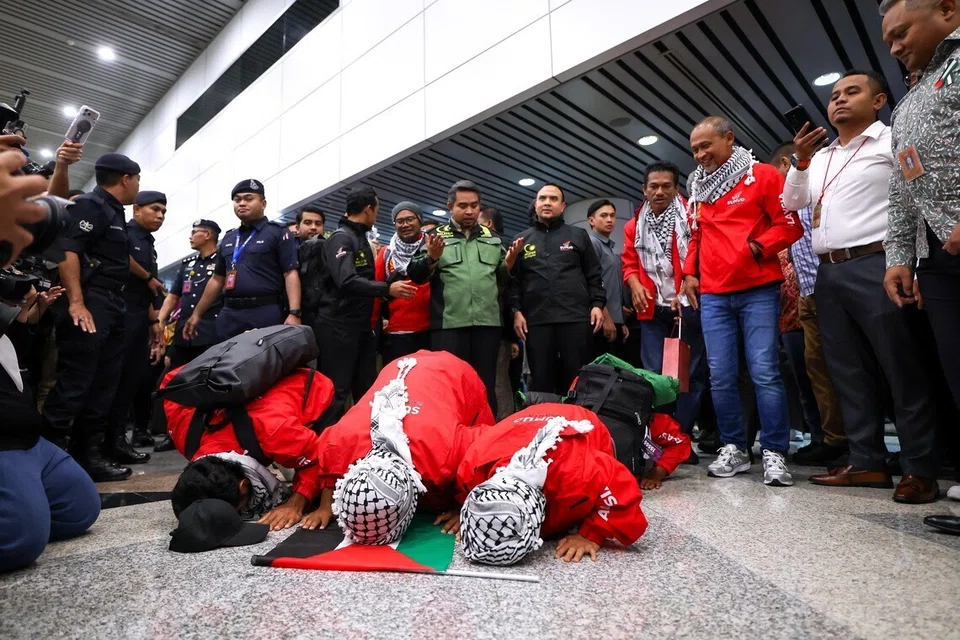 Sukarelawan Malaysia yang menyertai misi kemanusiaan Global Sumud Flotilla (GSF) ke Gaza, Palestin, melakukan sujud syukur sebaik tiba di Lapangan Terbang Antarabangsa Kuala Lumpur (KLIA) pada malam 7 Oktober.