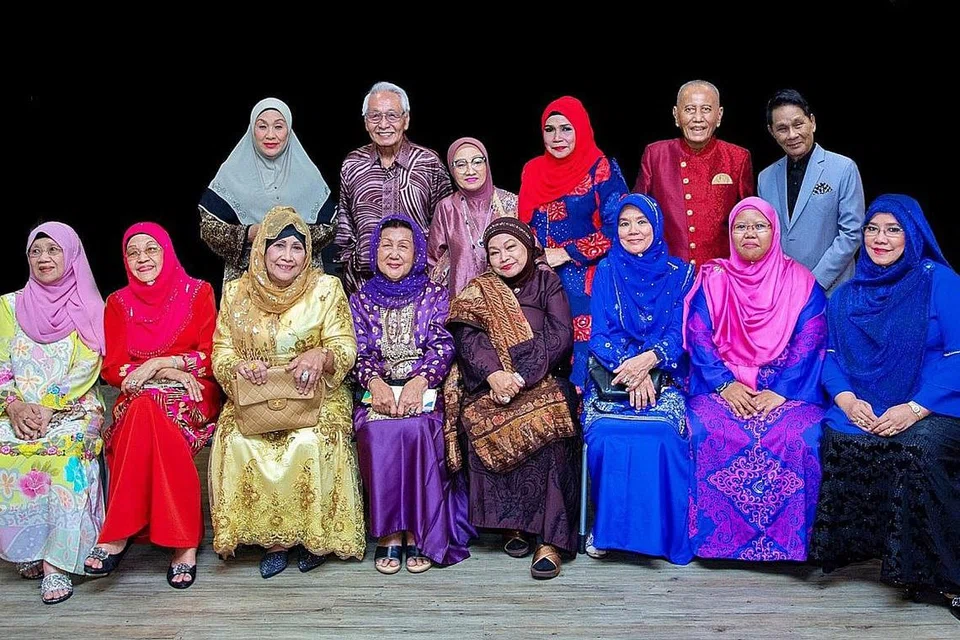 BUDI VETERAN TIDAK DILUPAKAN: Cik Siti Aminah Ismail (barisan depan, dua dari kanan) fokus pada usaha mengembalikan nostalgia di samping menjunjung jasa legenda filem dan muzik klasik kerana ingin melihat mereka juga mampu mencari rezeki pada usia senja. Antara yang hadir dalam Konsert Sukma Irama adalah seniman Wahid Satay (barisan belakang, dua dari kanan) dan biduan R. Ismail (barisan belakang, paling kanan) serta seniwati Zaiton Abdullah (barisan depan, dua dari kiri) seniwati K. Fatimah (barisan depan, tiga dari kiri) serta Sri Rahayu Sudarmaji (Ayu 20 Sen) (tiga dari kanan). - Foto ihsan SIX5 PRODUCTIONS