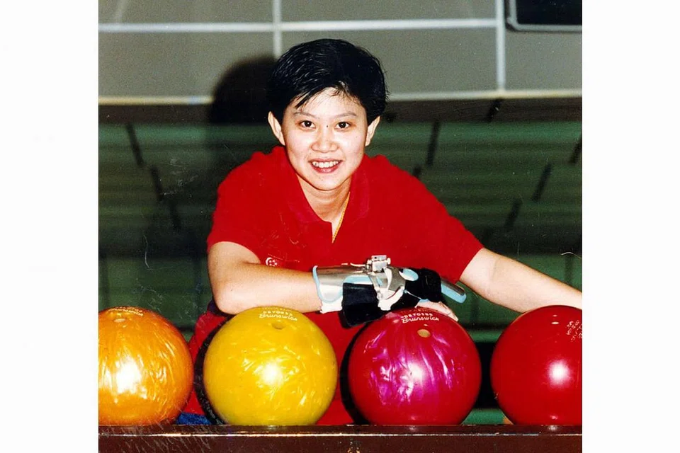Adelene Wee - bowling :- Pada usia 19 tahun, Wee muncul juara di Temasya Sukan Dunia yang berlangsung di London pada 1985 