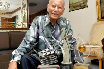 SENIMAN VETERAN: Pelawak legenda, Wahid Satay, meninggal dunia kerana
gangren dan penyakit jantung pada Isnin. 
