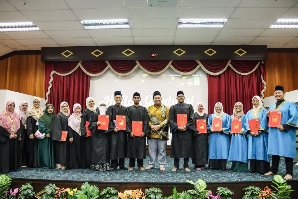 Lulusan Sijil Asas Pengajian Islam & Sijil Pengajian Islam Ar-Raudhah. Majlis Haflah (Graduation) Raudhatul Quran tahun 2024 di Dewan Yam Masjid Ar-Raudhah.