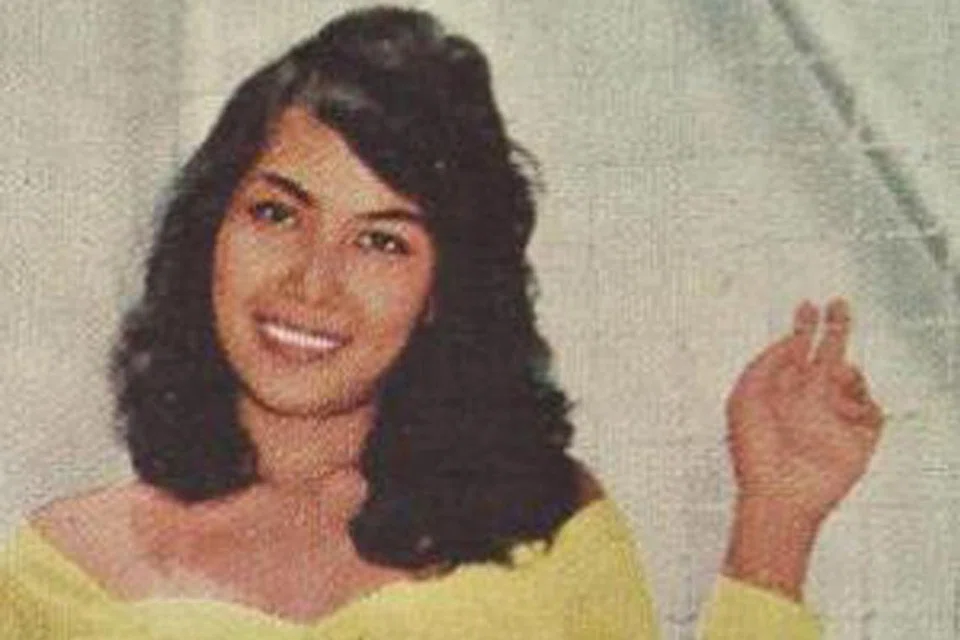 KENANG DETIK MANIS: K. Fatimah (atas) menyifatkan pengalaman singkat bergelar bintang filem di bawah terbitan Malay Film Productions (MFP) sebagai bermakna kerana di situlah beliau bertemu teman seperti seniwati Zaiton dan Allahyarham P. Ramlee yang dianggap seperti keluarga sendiri. Gambar atas ialah semasa mudanya apabila beliau turut digelar 'ratu kebaya' dengan bakatnya dicungkil selepas dipelawa bagi satu sesi uji bakat lakonan selepas memenangi peraduan ratu kebaya sebanyak dua kali di Singapura dan Johor Bahru. - Foto BH oleh KHIDHIR ASYRAF MAHBOB & Foto ihsan Foto K. FATIMAH