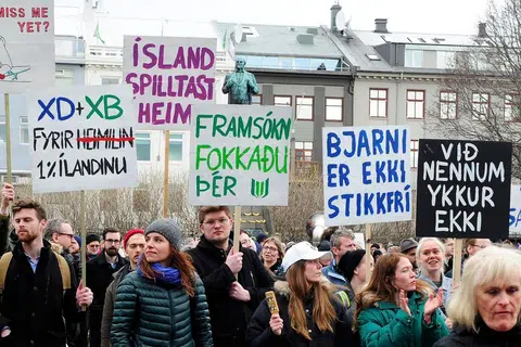 TUNJUK PERASAAN: Penduduk Iceland mengadakan demonstrasi selepas mengetahui Perdana Menteri negara itu, Encik Sigmundur David Gunnlaugsson, antara mereka yang dinamakan dalam pendedahan Panama Papers. Encik Gunnlaugsson, yang telah menubuhkan sebuah syarikat di British Virgin Islands pada 2007 dengan isterinya, telah meletak jawatan sebagai perdana menteri Selasa lalu. - Foto REUTERS