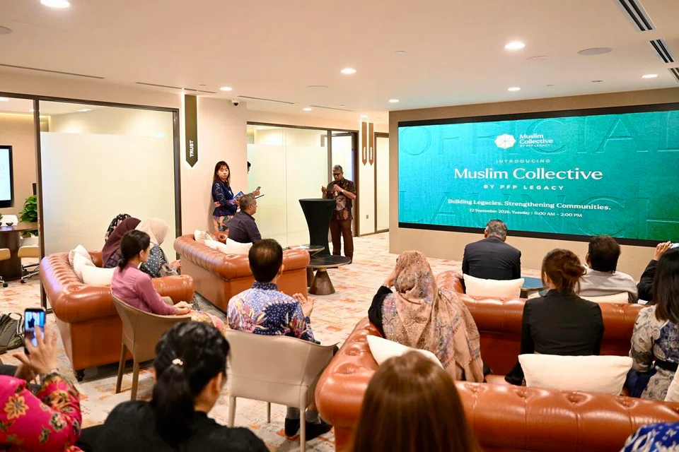 Pengarah Pengurusan Harta Peribadi, Encik Awalludin Mastan, memberi ucapan semasa pelancaran ‘Muslim Collective’ oleh PFP Legacy yang diadakan di PFP Signature Centre, Ngee Ann City pada 22 September. ‘Muslim Collective’ merupakan inisiatif masyarakat baharu yang bertujuan meningkatkan kesedaran mengenai perancangan legasi yang mengambil kira prinsip Syariah menerusi pendidikan, perbincangan bermakna dan penglibatan masyarakat. Sekitar 40 profesional dan rakan masyarakat menghadiri pelancaran itu.