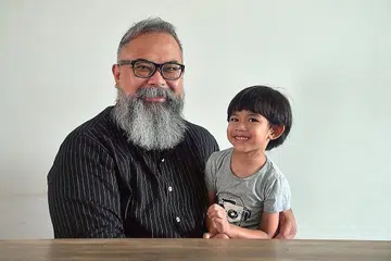SEIMBANGKAN HUMOR DAN KETEGASAN: Pengarah 'Papa Pilot', Muhammad Mahfuz Mazlan, ingin menjadi ayah yang mudah meluahkan emosinya kepada anaknya Muaz, agar si kecil kelak dicorak menjadi lelaki yang mudah berhubung dengan orang lain dalam melerai masalah dan mengelak perselisihan faham.-- Foto BH oleh ALPHONSUS CHERN