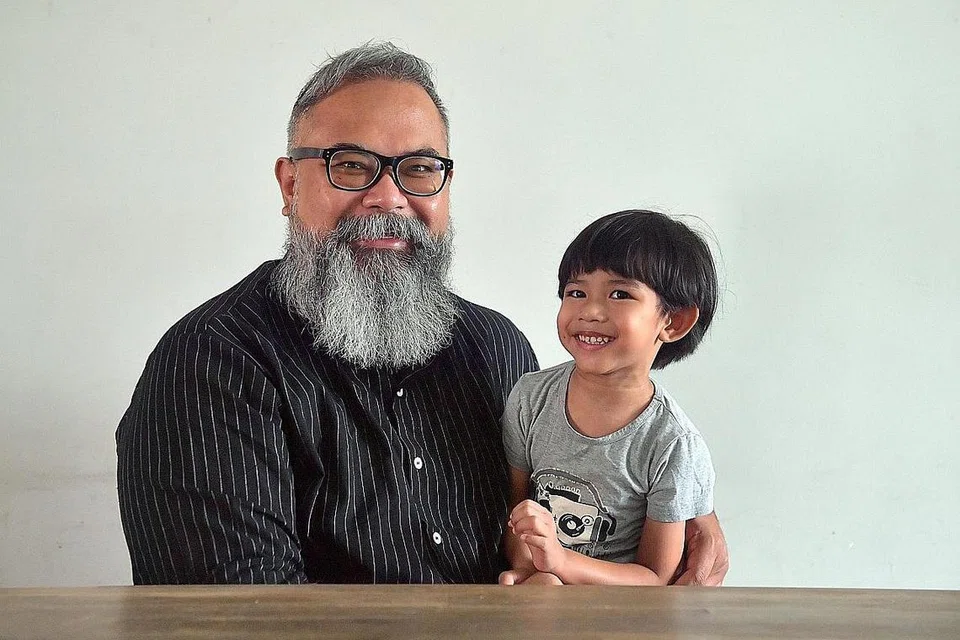 SEIMBANGKAN HUMOR DAN KETEGASAN: Pengarah 'Papa Pilot', Muhammad Mahfuz Mazlan, ingin menjadi ayah yang mudah meluahkan emosinya kepada anaknya Muaz, agar si kecil kelak dicorak menjadi lelaki yang mudah berhubung dengan orang lain dalam melerai masalah dan mengelak perselisihan faham.-- Foto BH oleh ALPHONSUS CHERN