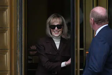 DAKWAAN DITERIMA: Cik E. Jean Carroll keluar dari mahkamah di Manhattan setelah juri memerintahkan Encik Donald Trump membayar pampasan kerana melakukan kekerasan seksual ke atasnya. 