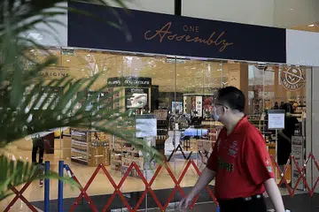 BUKA KEDAI: One Assembly merupakan sebuah gedung yang diusahakan bersama BHG Singapore dan Raffles City Singapore. Ia mengisi ruang tingkat satu dan dua pusat beli-belah itu. - Foto BH oleh YONG LI XUAN