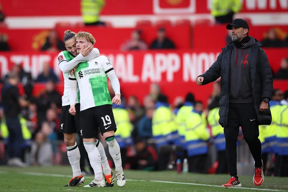 Harvey Elliott dan Kostas Tsimikas (kiri), meraikan gol ketiga Liverpool dalam masa tambahan sebelum Marcus Rashford menyamakan kedudukan semula beberapa minit selepas jaringan tersebut dalam perlawanan menentang Manchester United bagi suku akhir Piala FA pada 17 Mac.