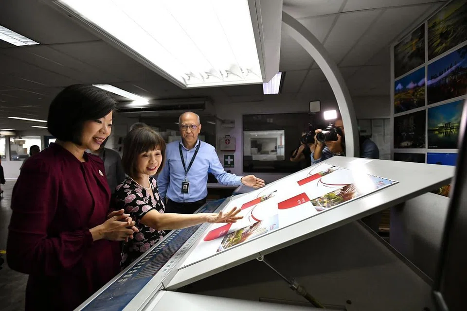 PERSIAP RISALAH GENERASI MERDEKA: (Dari kiri) Cik Sim dan Dr Khor semalam mengunjungi syarikat Medialink Printing Services, yang ditugaskan menghasilkan Folder Alu-Aluan Generasi Merdeka. Bersama mereka ialah Pengarah Urusan Medialink, Encik Willy Lee. - Foto BH oleh LIM YAOHUI 