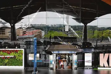 Dua kejadian di Terminal 2 Lapangan Terbang Antarabangsa Kuala Lumpur (KLIA) pada 1 Mei, yang melibatkan seorang wanita dari China, dan seorang lelaki warga Algeria, dipercayai tidak mempunyai kaitan antara satu sama lain. 