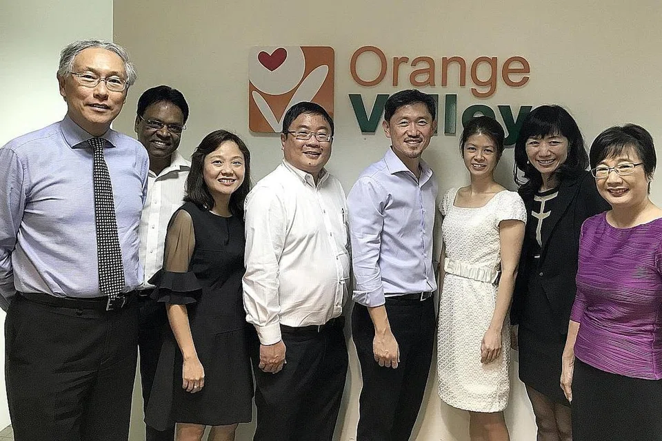 METERAI PERJANJIAN: (Dari kiri) Encik Tony Mallek, Ketua Pegawai Kewangan (CFO) SPH; Encik Mahanthran Krishnan, CFO Kumpulan dan Timbalan Presiden Kanan, Pembangunan Perniagaan, OV; Cik Janice Wu, Timbalan Presiden Eksekutif Pembangunan Korporat dan Strategi dan Analitik SPH; Dr Chan Kay Fei, CEO, OV; Encik Anthony Tan, Timbalan CEO SPH; Cik Lyn Edel Yip, Timbalan CEO OV; Cik Mable Chan, Timbalan Presiden Eksekutif Sumber Manusia (HR), Pentadbiran dan Times Properties SPH; dan Cik Irene Lee, Timbalan Presiden HR SPH. - Foto ORANGE VALLEY HEALTHCARE 