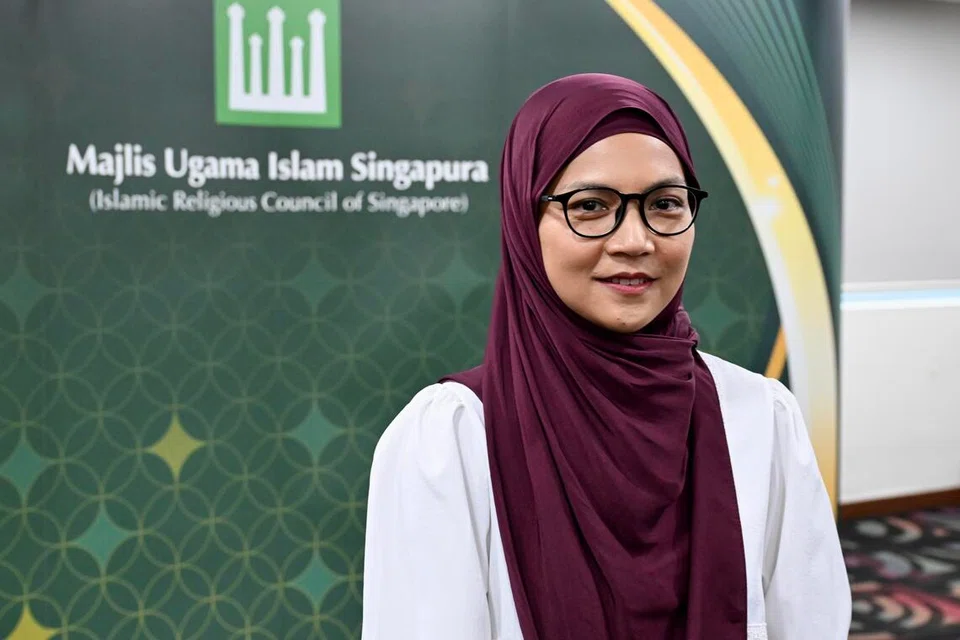 Sebelum menyertai Majlis Ugama Islam Singapura (MUIS), Cik Faizah Ahmad Barazy, telah berkhidmat di MCCY sebagai Timbalan Pengarah Kanan (Perhubungan Masyarakat).