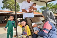 JAGA CUCU HUJUNG MINGGU: Cik Saimah dan suaminya, Encik Raihan, bersama empat cucu mereka ketika bercuti di Desaru baru-baru ini. - Foto ihsan RAIHAN AMIN