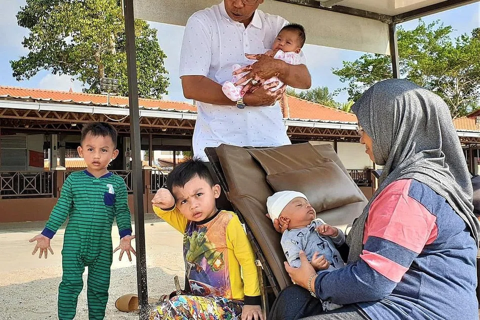 JAGA CUCU HUJUNG MINGGU: Cik Saimah dan suaminya, Encik Raihan, bersama empat cucu mereka ketika bercuti di Desaru baru-baru ini. - Foto ihsan RAIHAN AMIN
