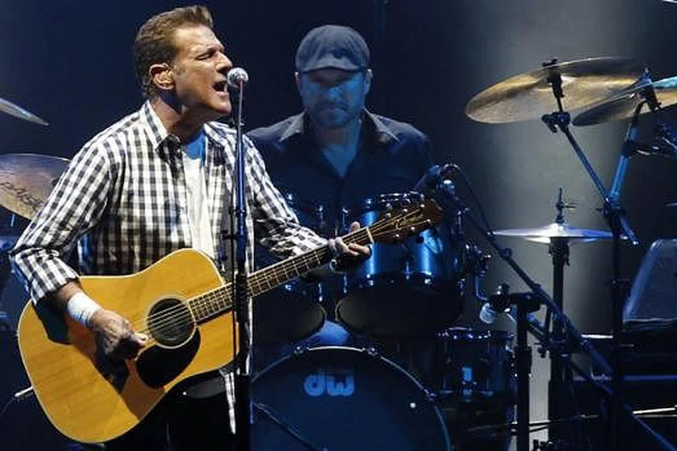 SENIMAN HEBAT: Mendiang Glenn Frey daripada kumpulan The Eagles ketika membuat persembahan di Stadium Monaco dua tahun lalu. - Foto REUTERS