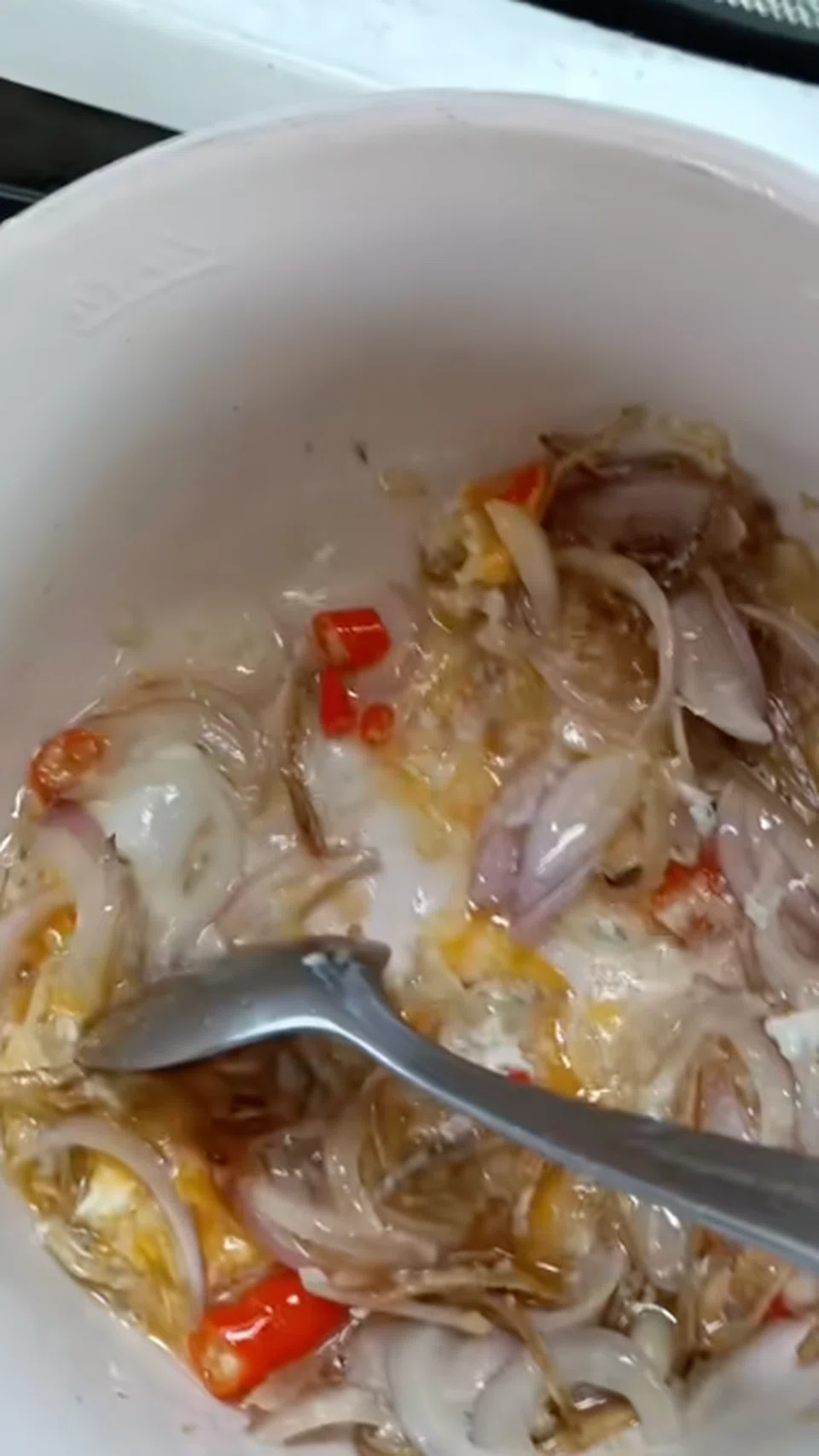 Jika beliau tidak memesan makanan dari luar, Encik Fadly akan memasak menggunakan periuk elektrik dalam kabin krennya. Dalam video paling popularnya yang pada masa ini mempunyai lebih 1.9 juta tontonan, Encik Fadly memasak nasi goreng ikan bilis dalam kabin krennya.
