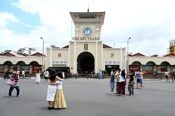 Pelancong di depan pintu pasar Ben Than di Ho Chi Minh, Vietnam