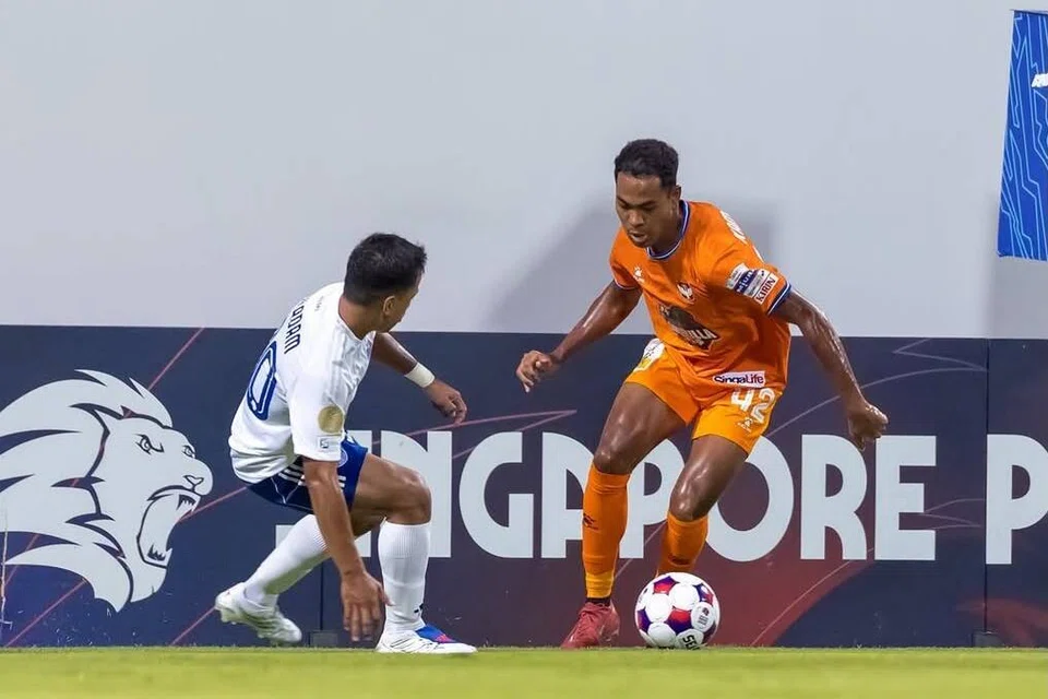 Haziq Kamarudin (kanan), beraksi tangkas bersama Jurong dalam saingan Liga Perdana Singapura (SPL). Ketekalan persembahannya di peringkat kelab memikat perhatian ketua jurulatih Singapura, Gavin Lee, untuk memanggilnya ke skuad kebangsaan.