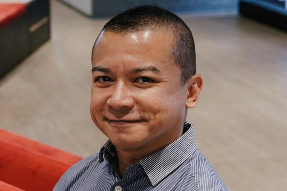 KITAR SEMULA E-SISA: Kakitangan Singtel, Encik Masraihan Sulaiman (gambar atas), mengongsi bahawa syarikatnya menjalankan inisiatif mengumpul e-sisa dan menyediakan stesen e-sisa di tempat kerja bagi kakitangan membuang barang elektronik lama dan lapuk, seperti telefon bimbit lama dan pemain video, dengan betul. - Foto BH oleh ONG WEE KIAT