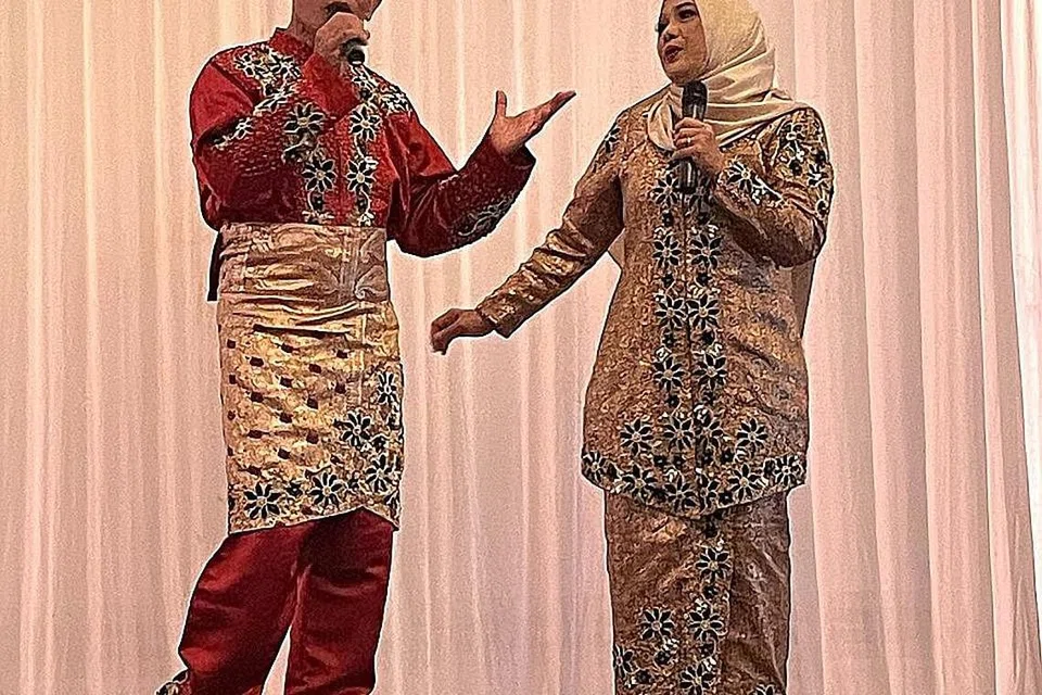 SUAMI ISTERI: Asiyah Sinan berduet dengan suaminya, Jalil Yani, yang juga merupakan peserta 'Adubakat', dalam lagu 'Malam Cemerlang' (nyanyian asal Kartina Dahari dan Aziz Jaafar).
