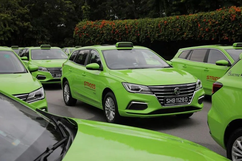 15 teksi elektrik ini merupakan kumpulan pertama dari 300 kenderaan sedemikian yang akan dilancarkan SMRT pada akhir tahun ini. - Foto BH oleh ONG WEE JIN