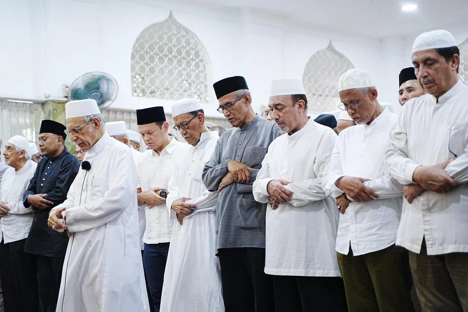 Solat jenazah ke atas isteri kepada mantan Menteri Bertanggungjawab Ehwal Islam, Dr Ahmad Mattar (enam dari kanan), Allahyarhamha Rugaiyah Shaikh Abubakar Mattar, diimamkan oleh Habib Hassan Al-Attas (tiga dari kiri) di Masjid Ba’alwie, selepas solat asar pada 4 Mei. Antara yang hadir termasuk Menteri Pembangunan Sosial dan Keluarga merangkap Menteri Bertanggungjawab bagi Ehwal Masyarakat Islam, Encik Masagos Zulkifli Masagos Mohamad (tiga dari kanan); dan Menteri Negara Kanan (Pertahanan merangkap Tenaga Manusia), Encik Zaqy Mohamad (tujuh dari kanan); dan mantan Menteri Negara Kanan (Ehwal Luar), Encik Zainul Abidin Rasheed (lima dari kanan).