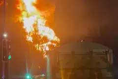 Tangkap layar ini diambil daripada video pengguna yang dirakam dan dimuat naik ke platform X pada 21 Mac 2025 oleh akaun @fire_at_Vill, menunjukkan kebakaran sedang marak di sebuah pencawang elektrik kejiranan yang membekalkan kuasa kepada Lapangan Terbang Heathrow di Hayes, barat London.