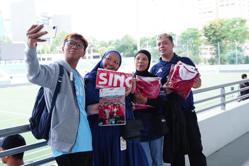 Ramai penyokong, terdiri daripada keluarga dan rakan-rakan, berkumpul di Stadium Jalan Besar.