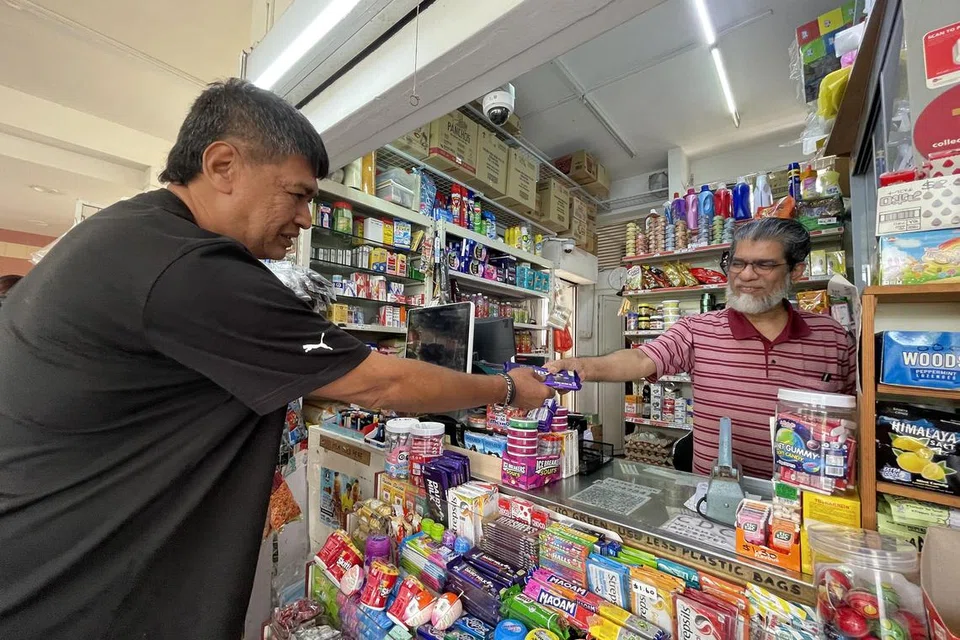 TEMPAT JALIN KEMESRAAN: Meskipun sudah berpindah, Encik Amir Khan (kiri) tetap ke kedai runcit Hajee Kiosk untuk membeli barangan. Beliau menjalin hubungan yang baik dengan pemilik ‘kedai mamak’ itu, Encik Hajee Masavu Mohamed. 