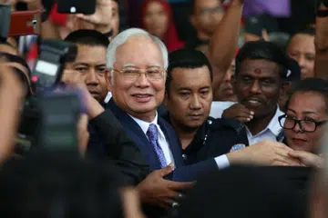 Mantan Perdana Menteri keenam Malaysia, Najib Tun Razak (tengah), diberi pengurangan dari segi hukuman penjara dan denda.