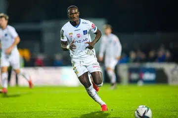 RAPHAEL DWAMENA: Meninggal dunia selepas rebah atas padang pada 11 November. 