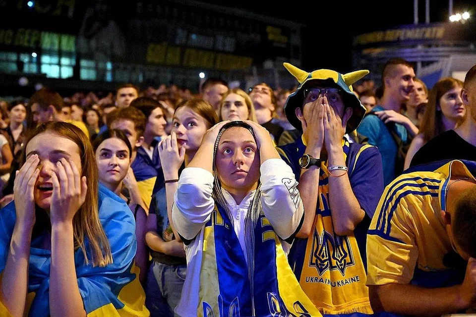 KECEWA: Penyokong Ukraine menunjukkan reaksi semasa menyaksikan siaran perlawanan bola sepak suku akhir antara England dan Ukraine di Kiev. England mengalahkan Ukraine 4-0 dan mara ke separuh akhir Euro 2020 untuk menentang Denmark. - Foto AFP