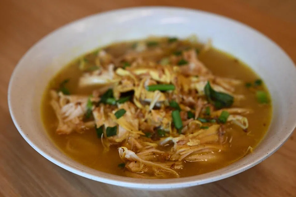 Soto Ayam, $3.80 mempunyai saiz hidangan yang memuaskan dengan ketulan ayam yang banyak, serta enak dinikmati dengan sup soto yang menyegarkan.