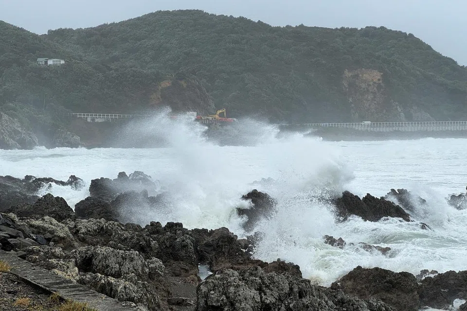 Angin kencang melanda Teluk Lyall di Wellington, New Zealand pada 1 Mei 2025.