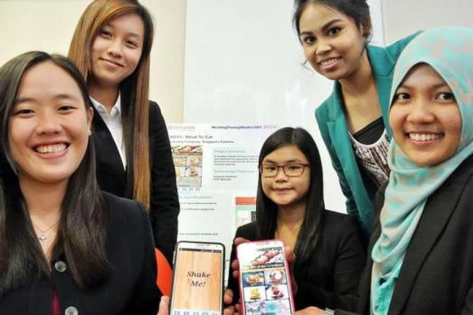 SELERA MAKAN SEMAKIN TERBUKA: (Dari kiri) Cik Silvia Permata, Cik Lin Liting, Cik Chan Jolene, Cik Muneera Khaja Liaqath Ali dan Cik Nurul Asyiqeen Hamim seronok menghasilkan aplikasi dan laman yang memberi maklumat terperinci tentang kafeteria dan restoran setempat serta promosinya. - Foto JOHARI RAHMAT