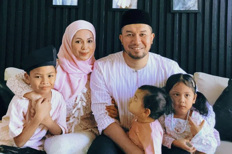 Nad Zainal dan suami, Ungku Ismail Aziz, ingin membuka syarikat produksi sendiri. Bersama Ungku, mereka dikurniakan seorang anak lelaki, Ungku Indra Puteh Al Majid (tengah). Turut kelihatan dua lagi cahaya mata Nad hasil perkahwinan pertamanya bersama bekas suami, iaitu Fahad Ibrahim (kiri) dan Budi Kalsom (kanan), 