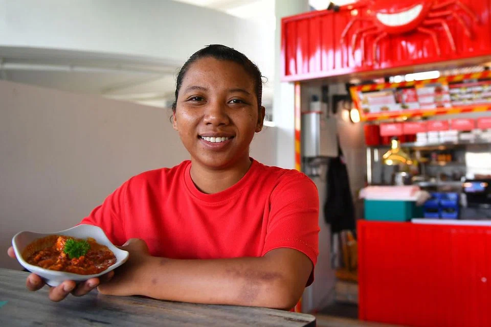 SAMBAL TELUR 'HIPSTER': Cik Nur Aishah Jamaludin (gambar atas), pemilik Cajun On Wheels Express, menjual makanan 'hipster' seperti telur sambal cili.