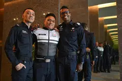 KERJASAMA RAPAT: (Dari kiri) Penolong Superintenden Polis Alvin Lai Weijian, Sarjan Muhd Adzlan Hussein, dan Staff Sarjan Kanan Mohamed Hafiz Maideen, adalah antara pegawai polis terlibat dalam mencari dan menahan seorang lelaki yang disyaki memandu dalam keadaan mabuk.