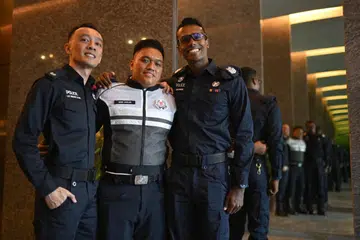 KERJASAMA RAPAT: (Dari kiri) Penolong Superintenden Polis Alvin Lai Weijian, Sarjan Muhd Adzlan Hussein, dan Staff Sarjan Kanan Mohamed Hafiz Maideen, adalah antara pegawai polis terlibat dalam mencari dan menahan seorang lelaki yang disyaki memandu dalam keadaan mabuk.