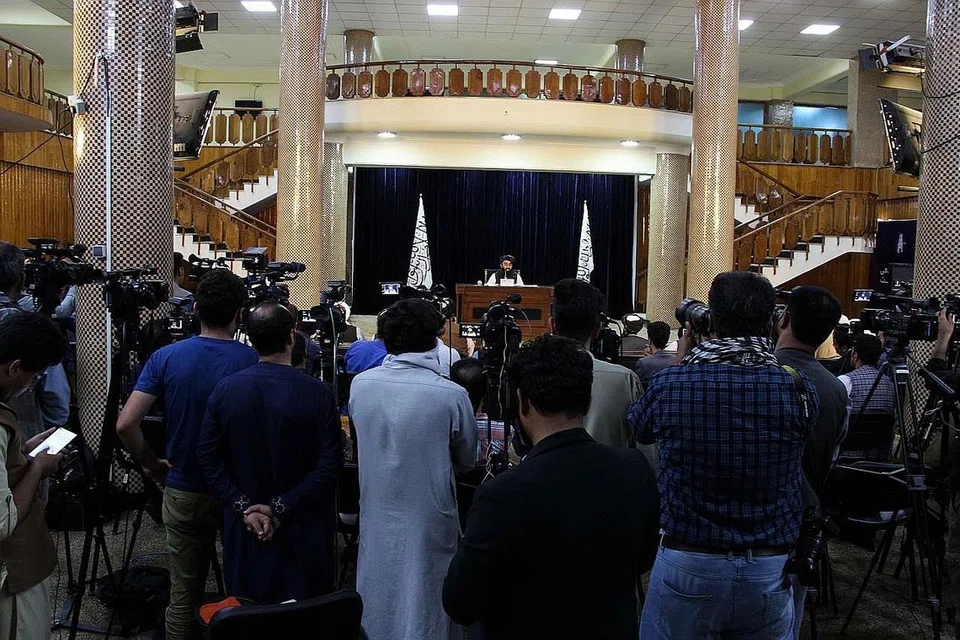 UMUM PEMERINTAH SEMENTARA: Jurucakap Taleban, Zabiullah Mujahid, mengumumkan pemerintah sementara dalam satu sidang akhbar di Kabul kelmarin. - FOTO EPA EFE