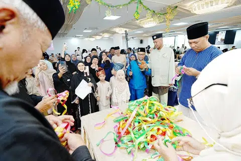 Antara kegiatan yang diadakan dalam Perjumpaan Hari Raya keluarga Tok Kassim adalah pertandingan menganyam ketupat, di mana para peserta berlumba menghasilkan anyaman terbanyak dalam tempoh tiga minit, dengan pemenang membawa pulang baucar NTUC FairPrice bernilai $40.